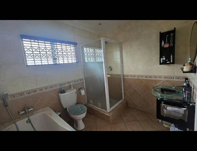 3 BEDROOM SIMPLEX TO LET IN BROADLANDS